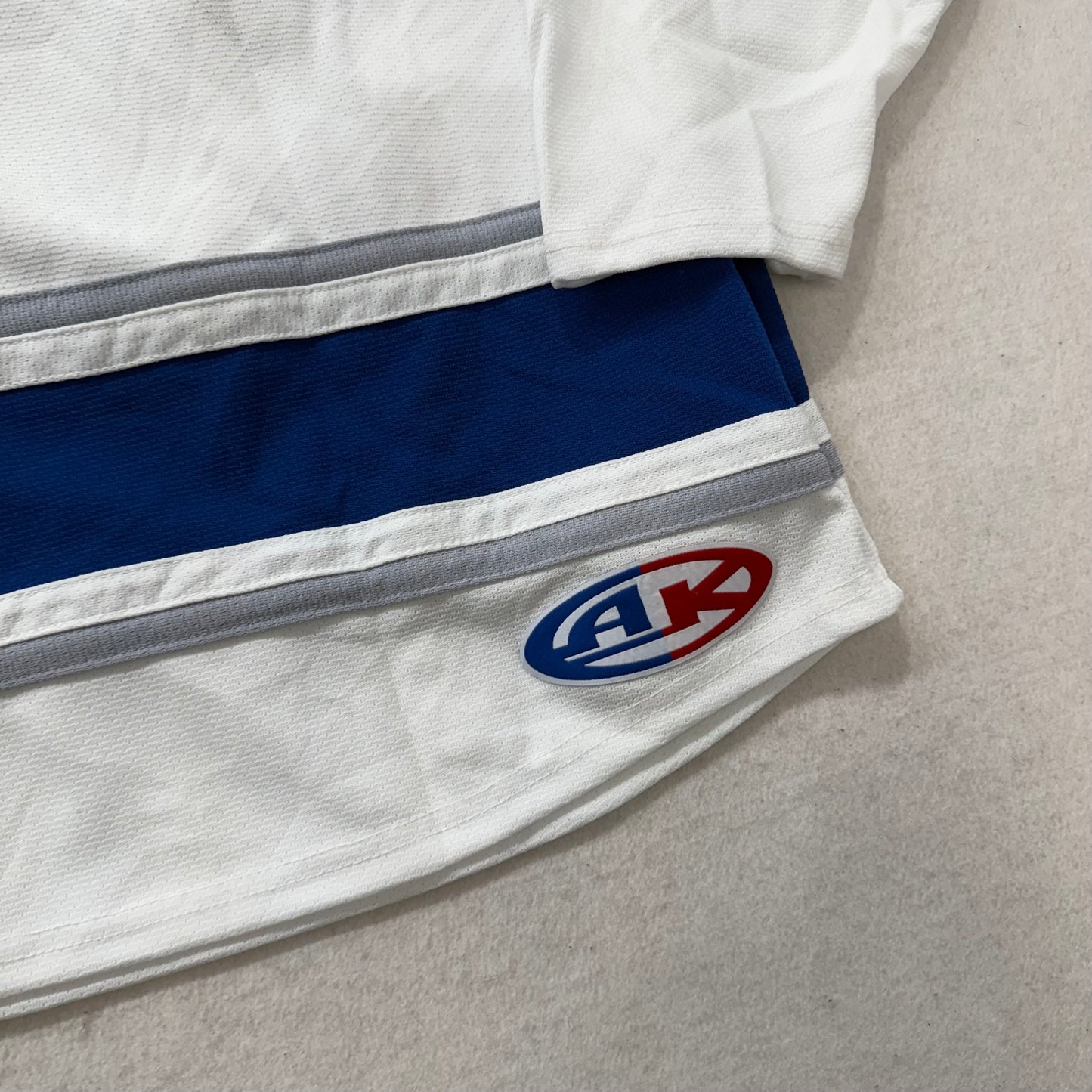Athletic Knit White & Blue Lightning Bolt Graphic Hockey Jersey V-Neck Size S