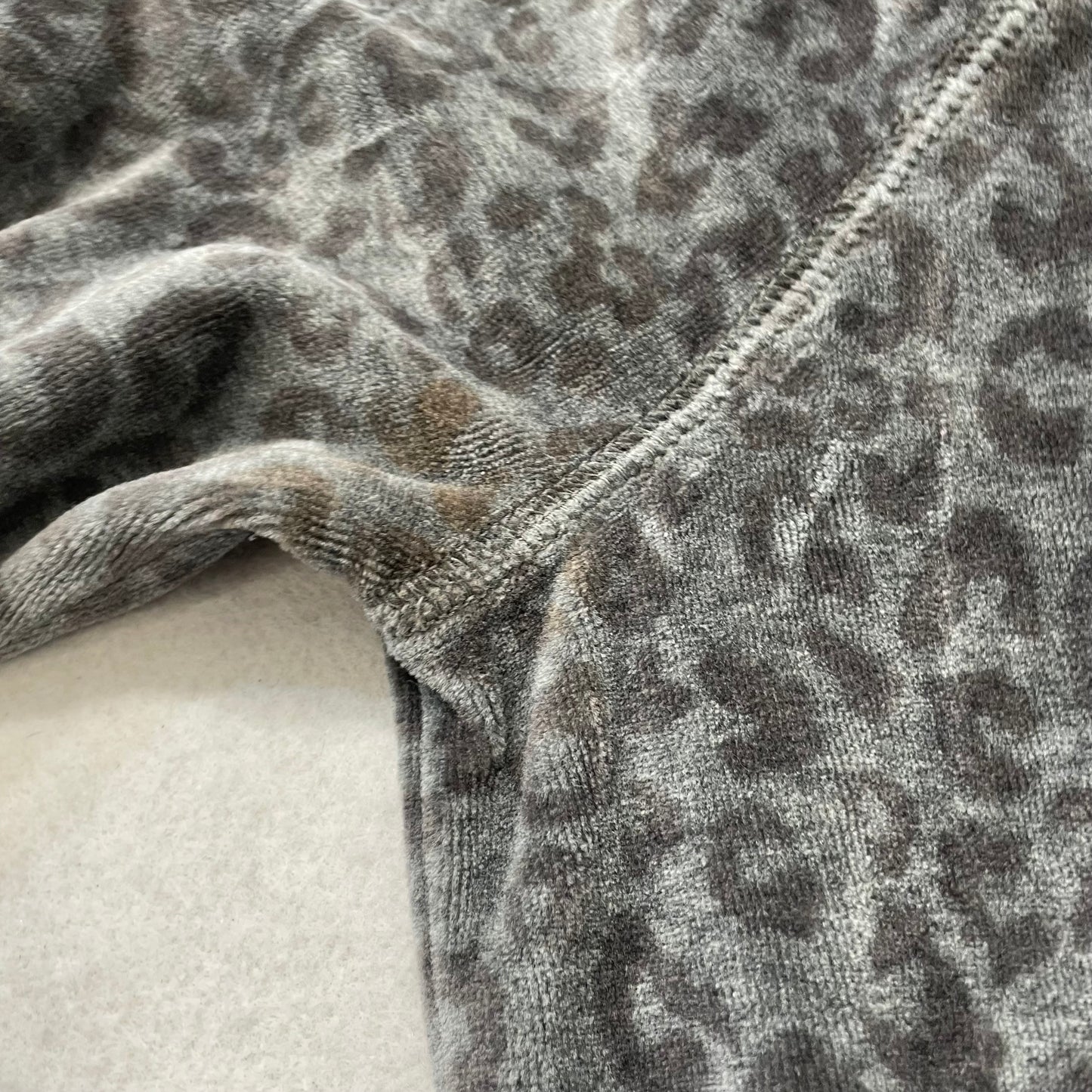Aéropostale Womens Gray Leopard Print Velour Pullover Top Kangaroo Pocket Size L