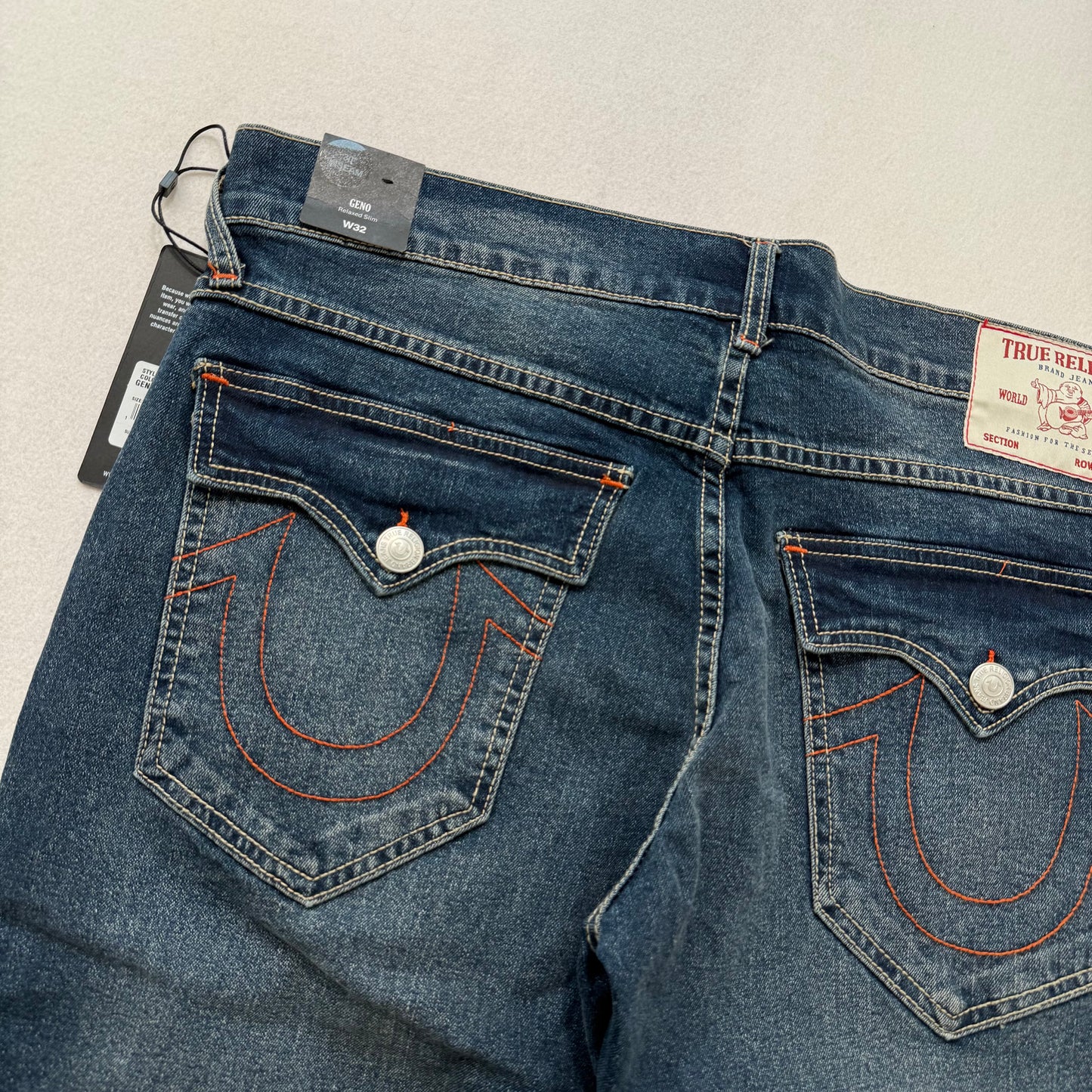 True Religion Geno Relaxed Slim Blue Denim Jeans Straight Leg Contrast Stitching Arcuate Flap Pockets Size W32