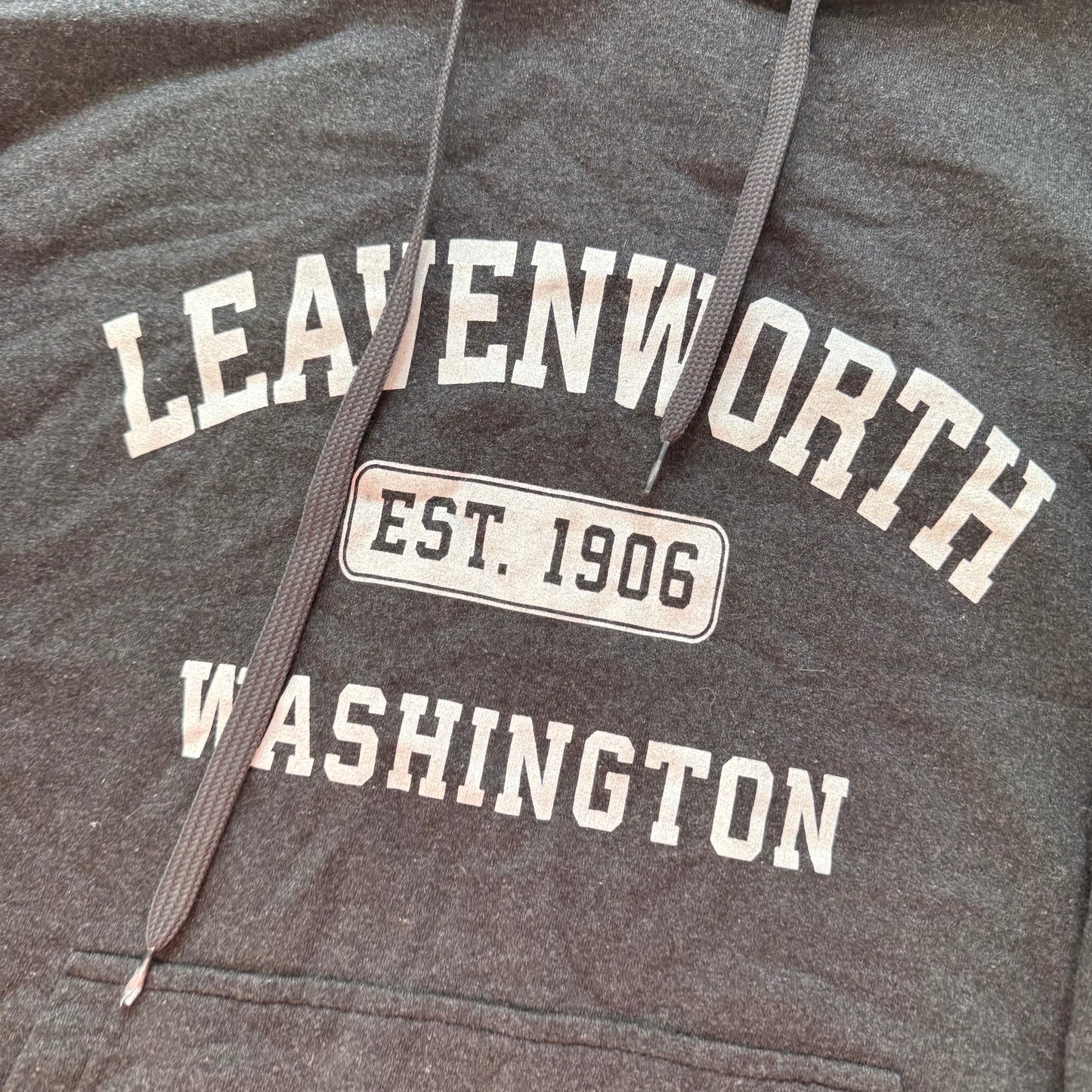 Feeling Hood Leavenworth Washington Unisex Black Pullover Hoodie Graphic Size L