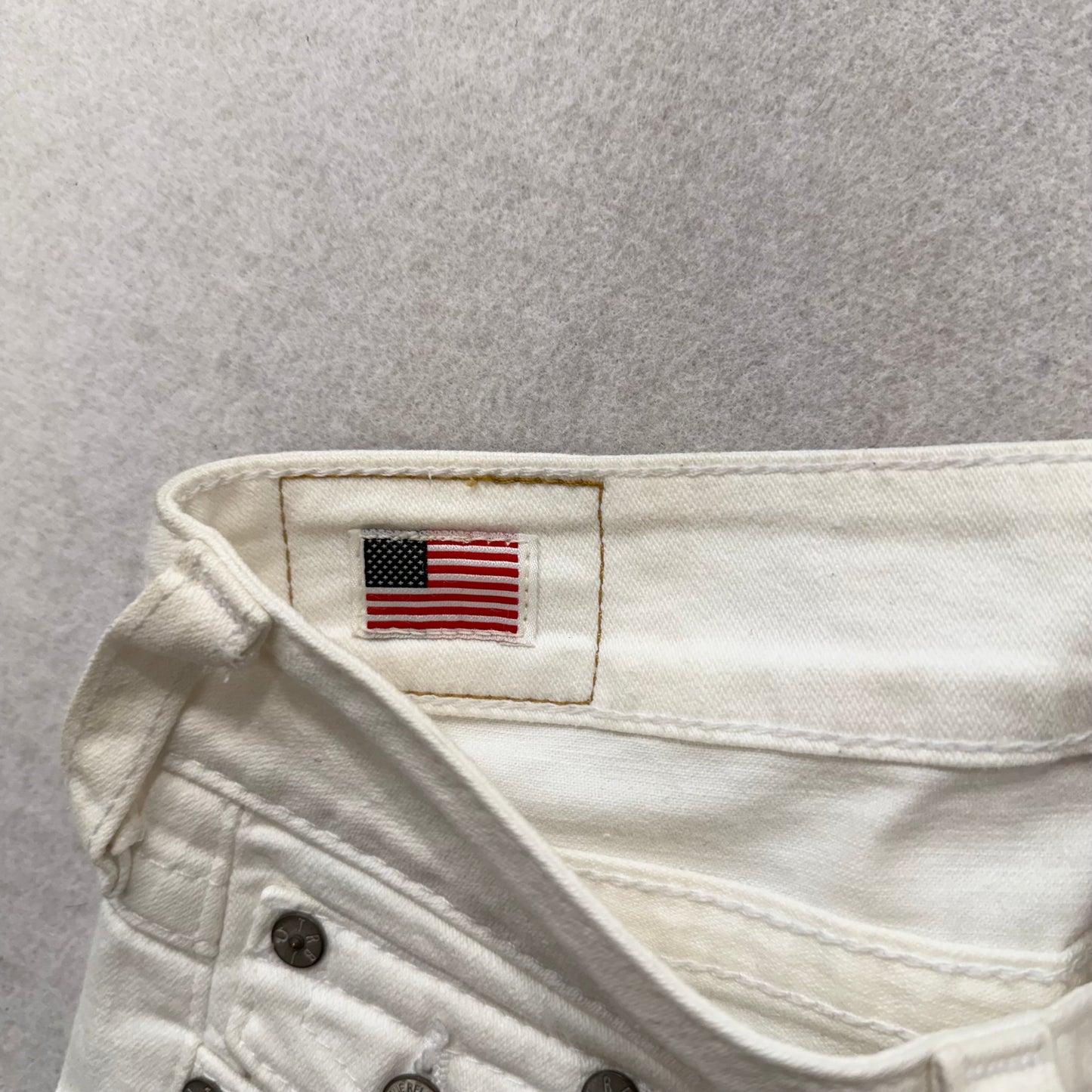 True Religion White Denim Flared Jeans Back Snap Pockets Mid Rise Size 28