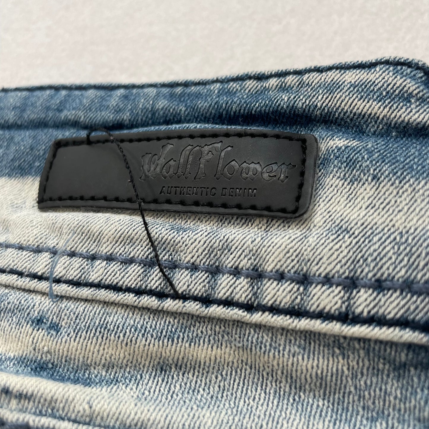 Wallflower Women's Blue Faded Low Rise Bootcut Denim Jeans Pockets Y2k Size 9
