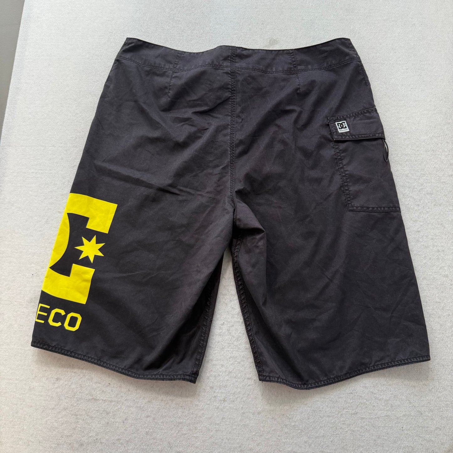 DC Shoes Men's Black Cotton Board Shorts Cargo Pockets Graphic Logo Y2K Size 34