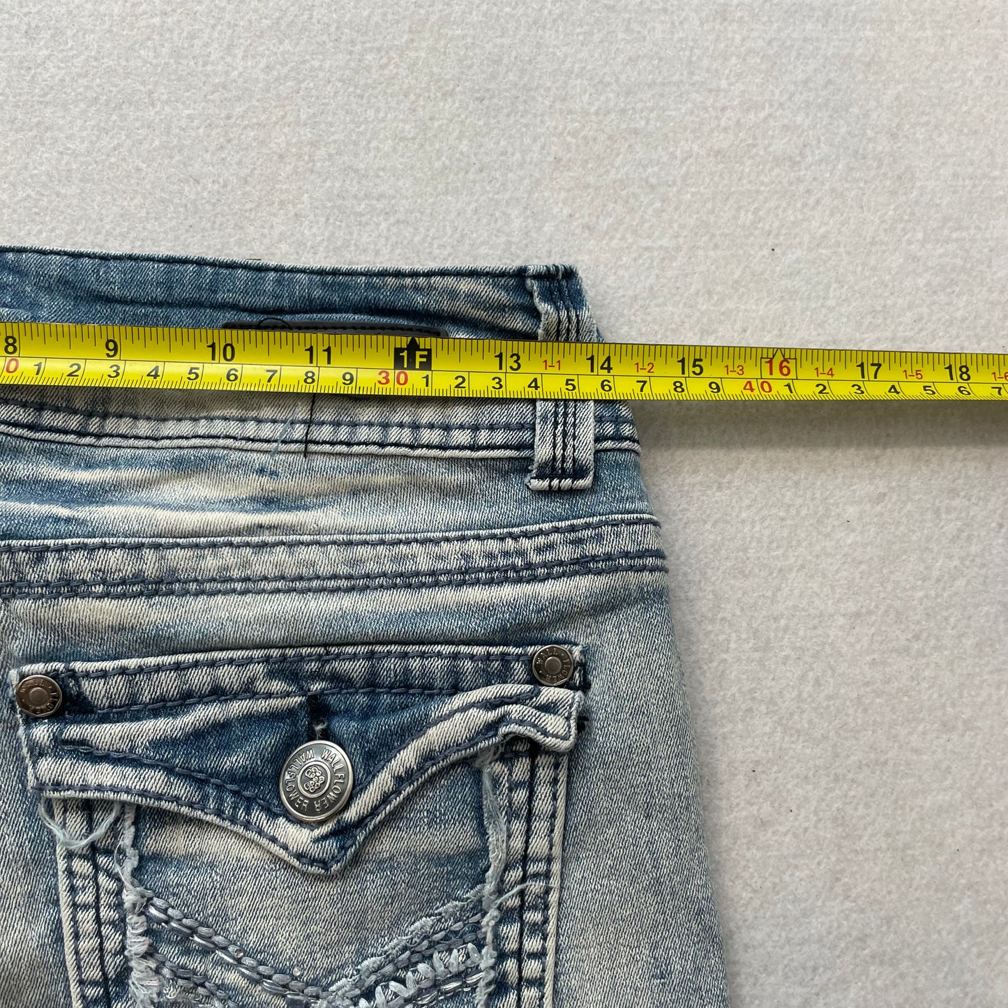 Wallflower Women's Blue Faded Low Rise Bootcut Denim Jeans Pockets Y2k Size 9