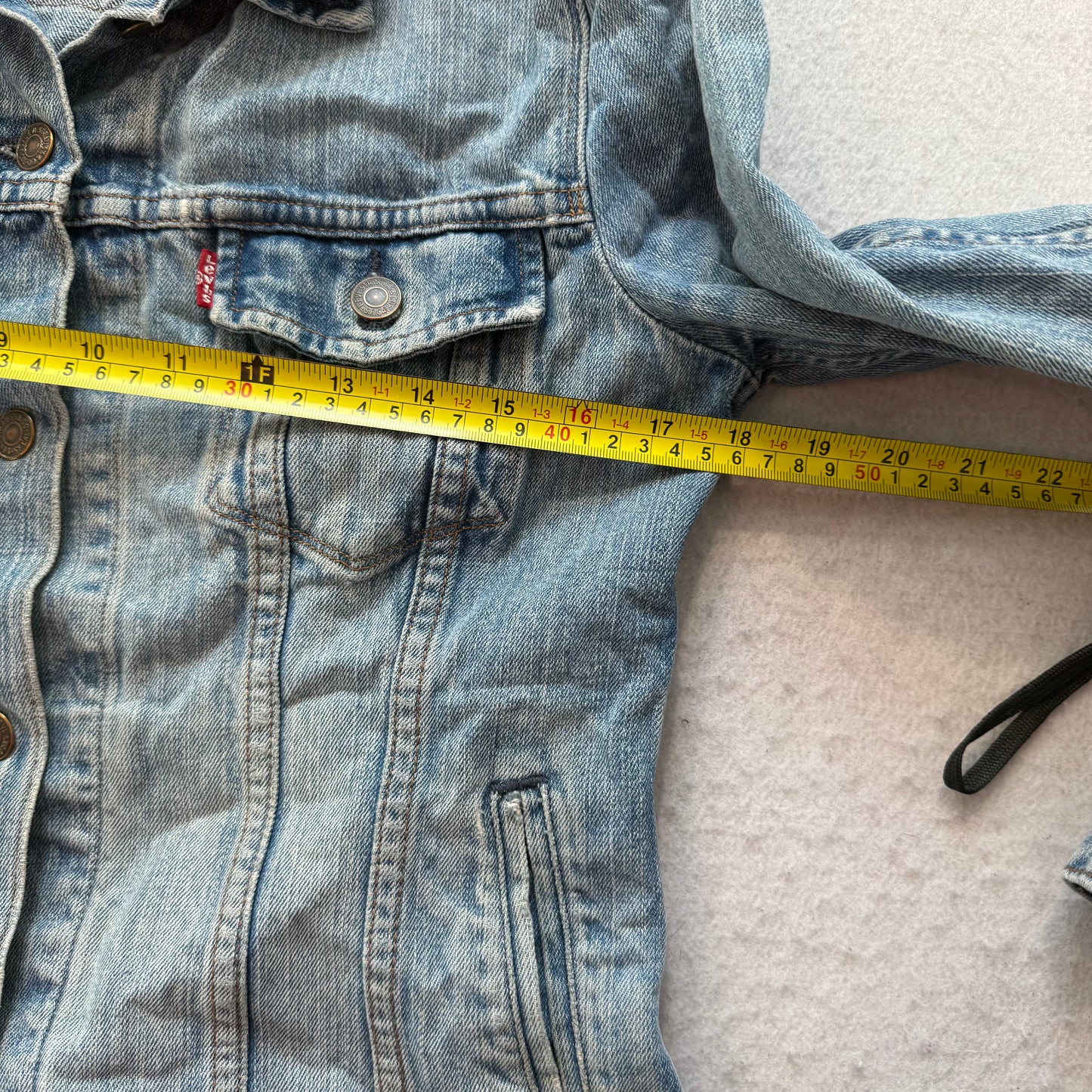 Levi's Women's Light Blue Denim Trucker Jacket Distressed Ripped Sleeves Size M
