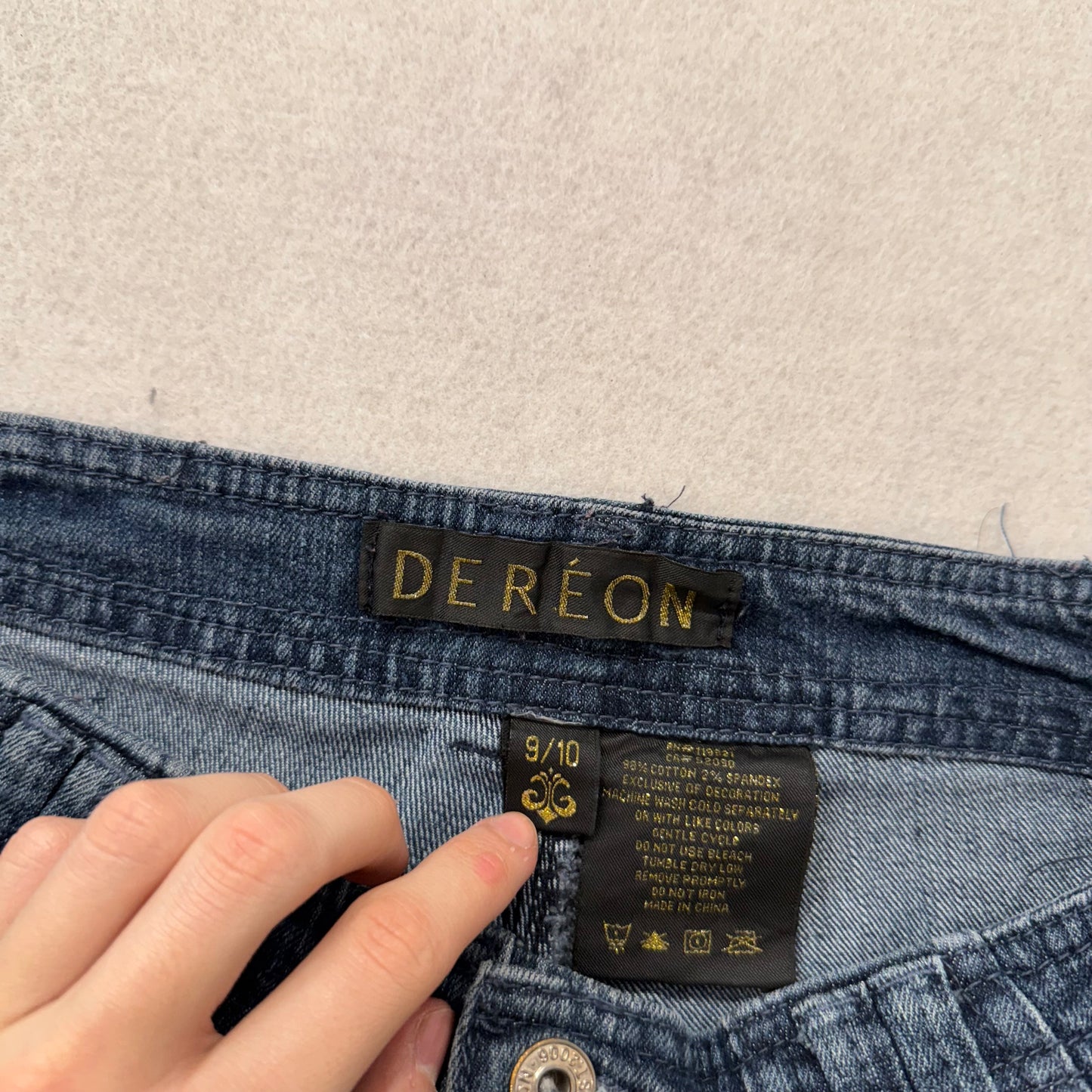 Dereon Women's Dark Blue Denim Cargo Shorts Fleur-De-Lis Back Pockets Size 9/10