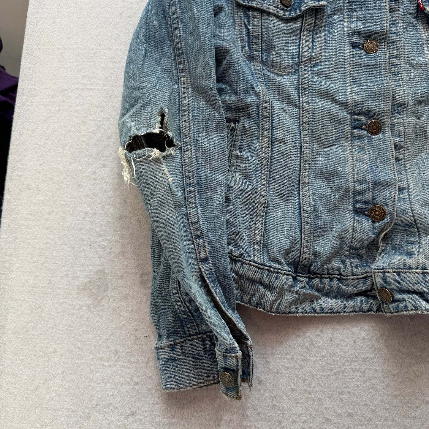 Levi's Women's Light Blue Denim Trucker Jacket Distressed Ripped Sleeves Size M