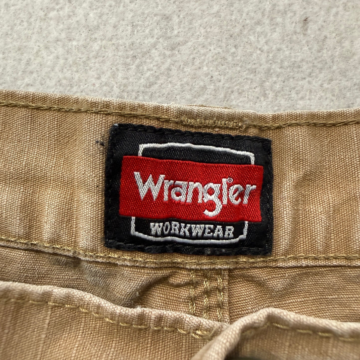 Wrangler Workwear Men's Khaki Relaxed Fit Cargo Pants Distressed Logo Size W34