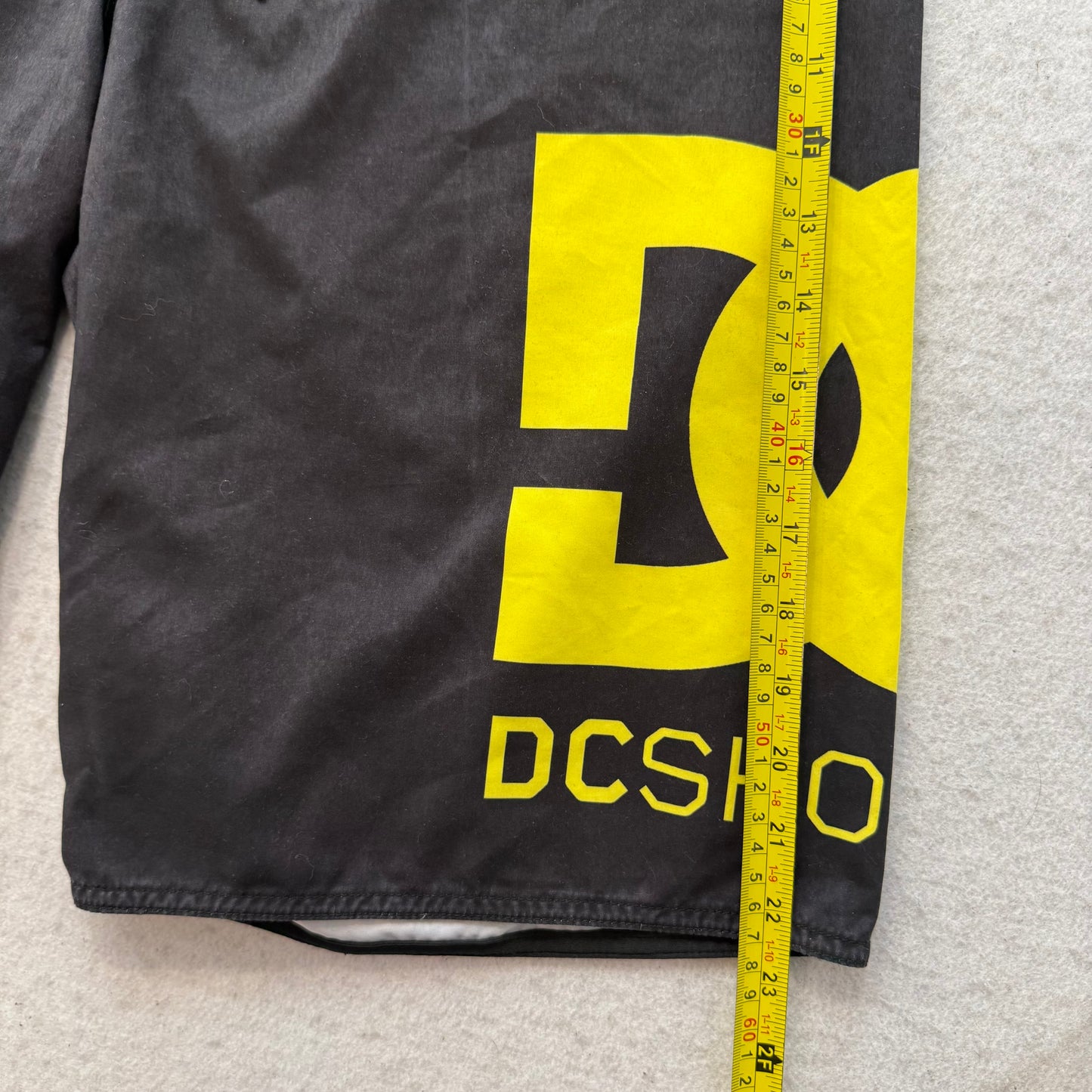 DC Shoes Men's Black Cotton Board Shorts Cargo Pockets Graphic Logo Y2K Size 34