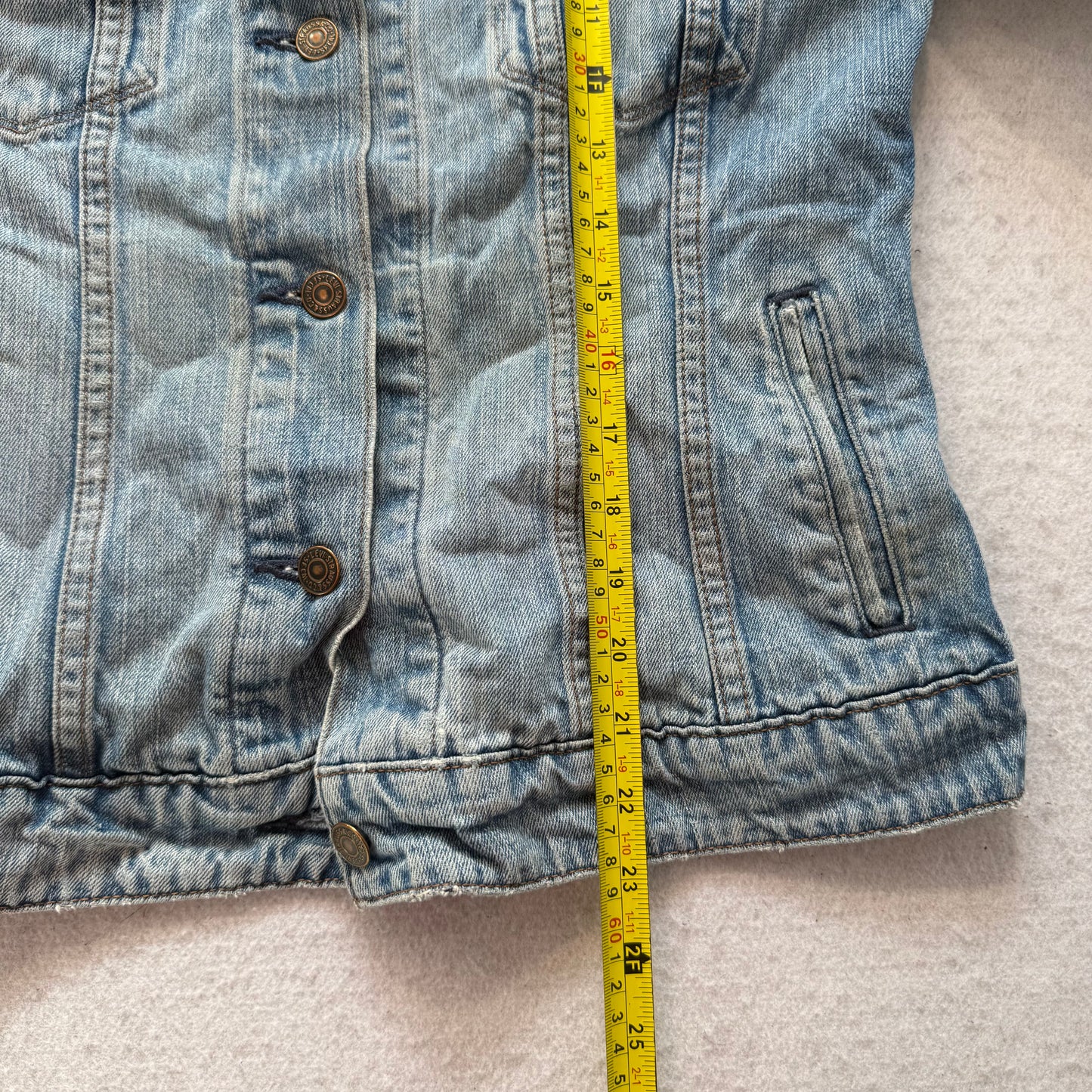 Levi's Women's Light Blue Denim Trucker Jacket Distressed Ripped Sleeves Size M