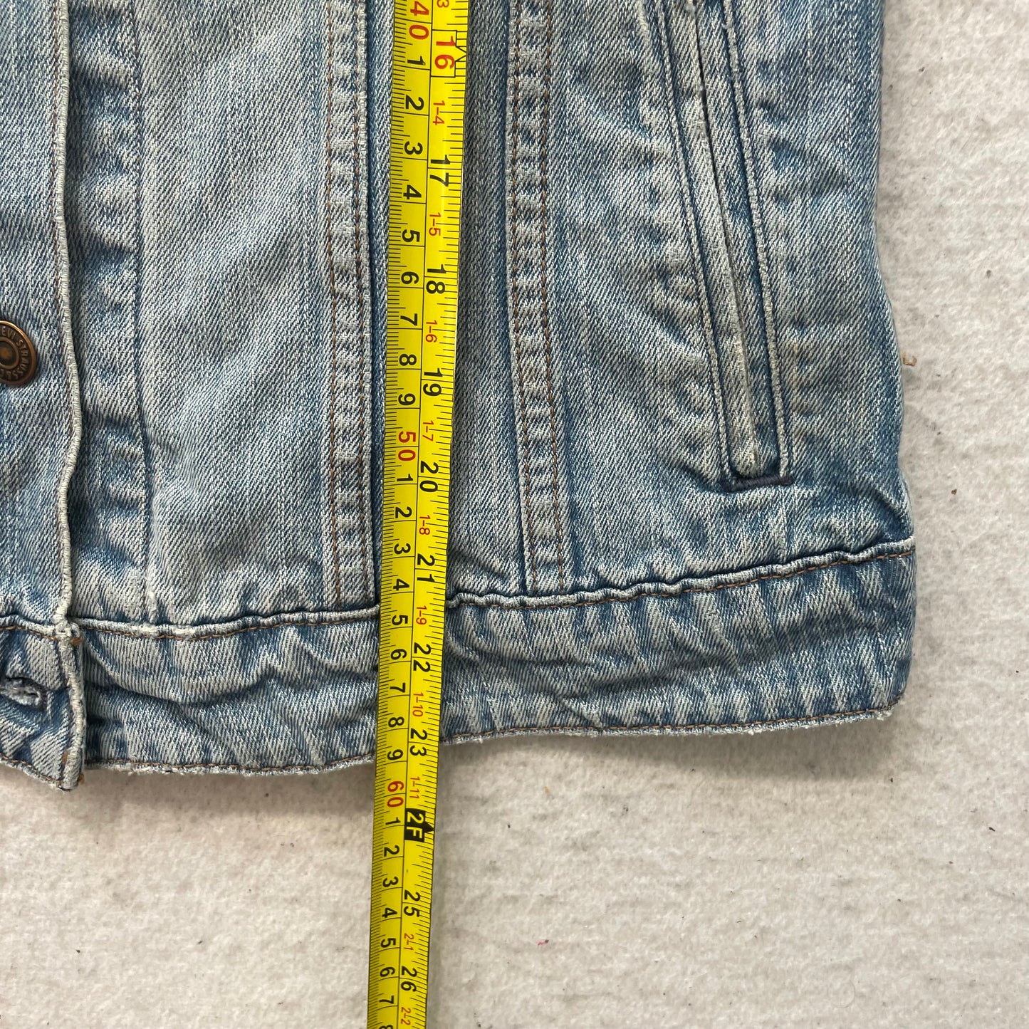 Levi's Women's Blue Denim Trucker Jacket Light Wash Distressed Classic Size M