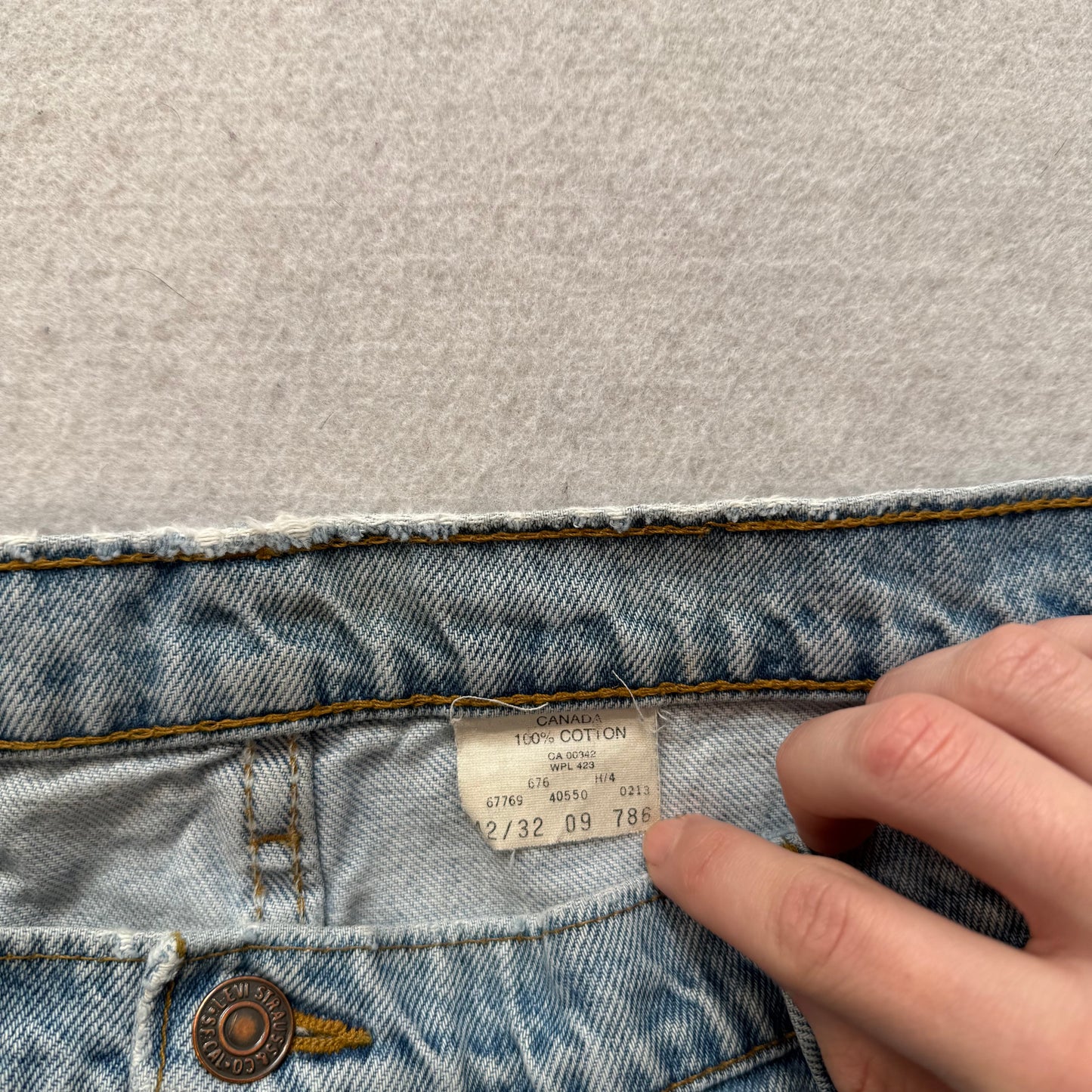 Levi's Strauss & Co. 550 Women's Blue Cut-Off Denim Short Zip-Fly Size 42x32