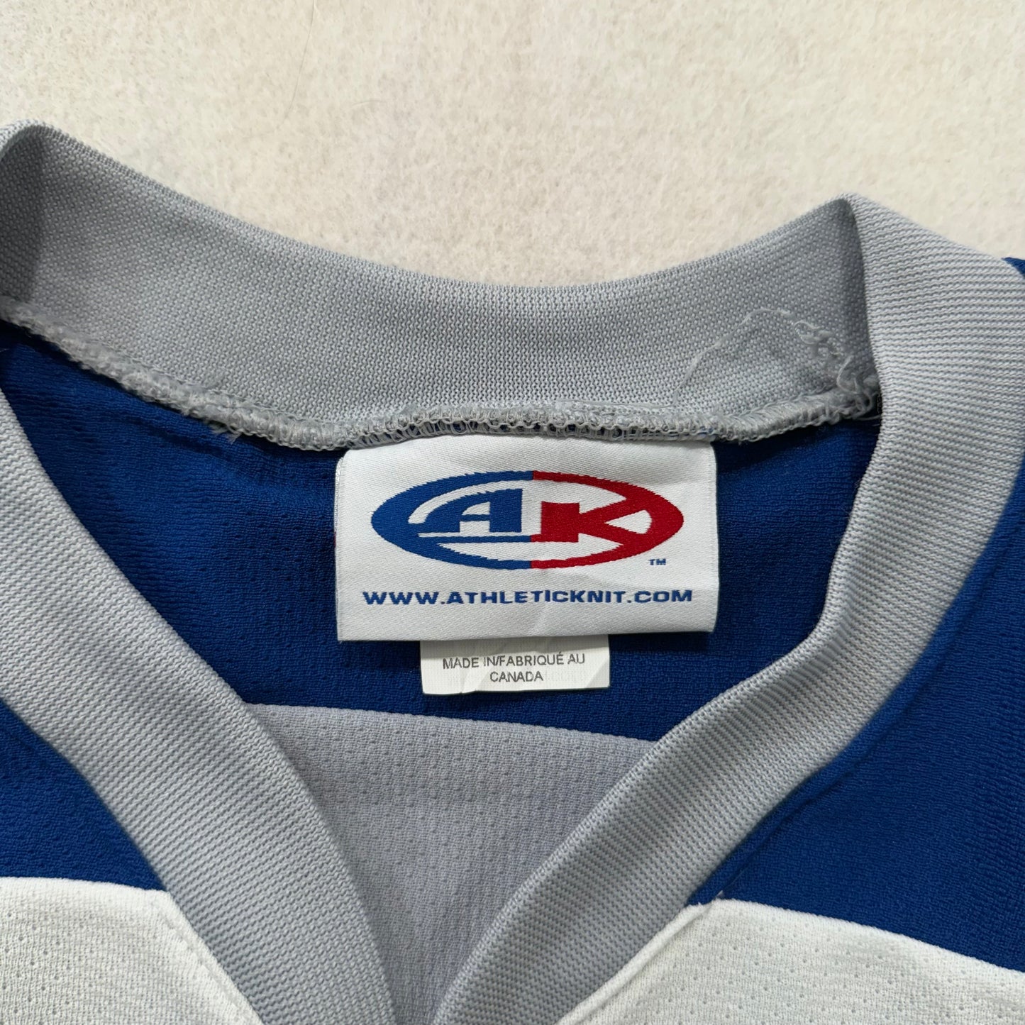 Athletic Knit White & Blue Lightning Bolt Graphic Hockey Jersey V-Neck Size S