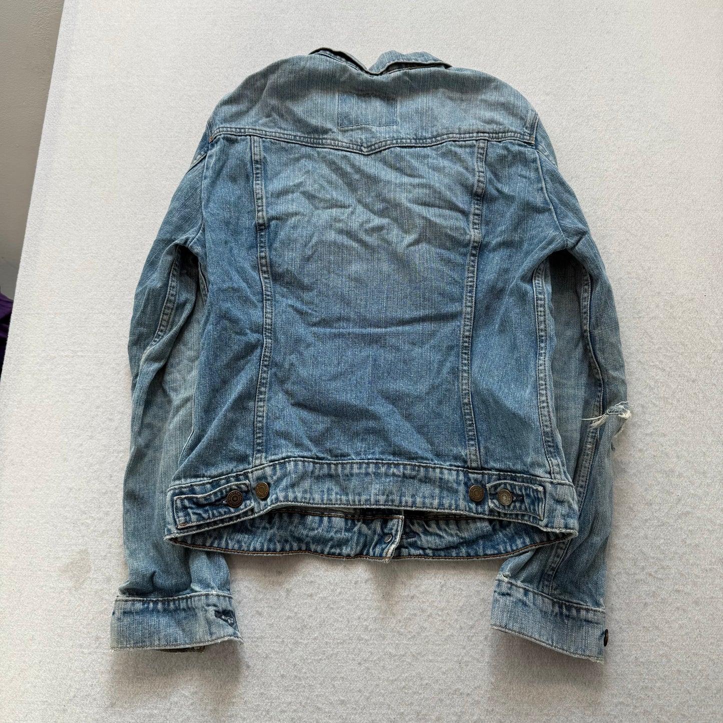 Levi's Women's Light Blue Denim Trucker Jacket Distressed Ripped Sleeves Size M
