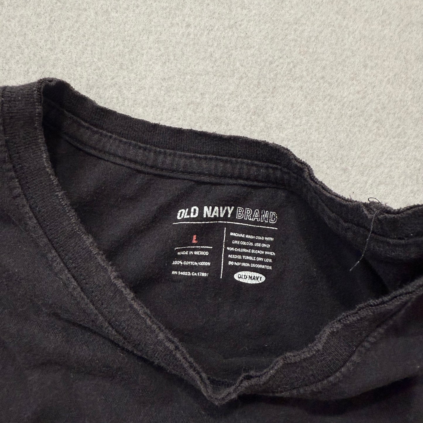 Old Navy Men's Faded Black Cotton T-Shirt Short Sleeves Graphic Tee Y2K Size L
