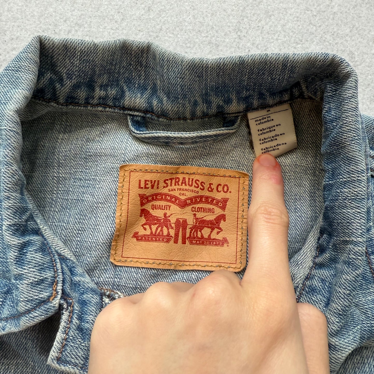 Levi's Women's Light Blue Denim Trucker Jacket Distressed Ripped Sleeves Size M