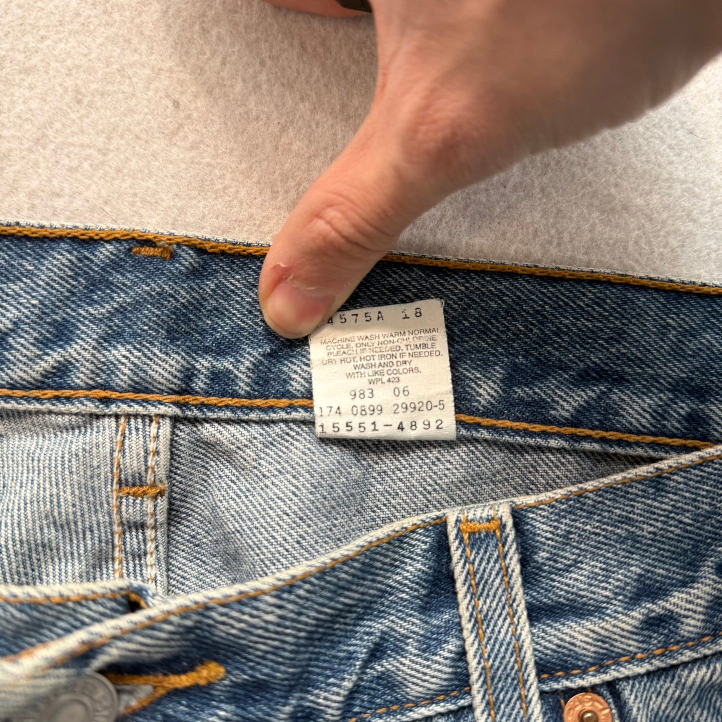 Levi's 550 Men's Blue Denim Relaxed Fit Tapered Leg Jeans Medium Washed Size 32