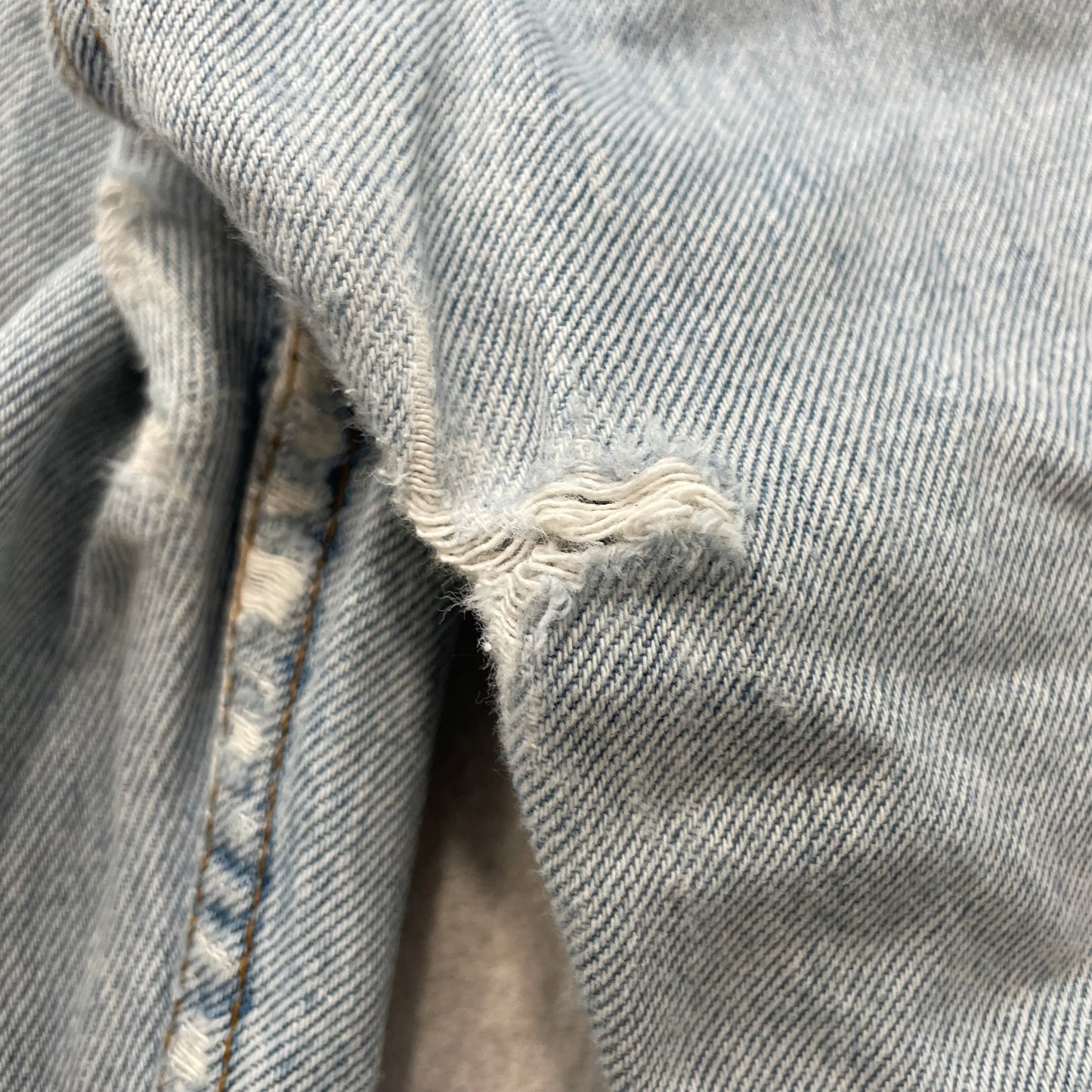 Levi's Men's Blue Light Wash Denim Baggy Jeans Button Fly Distressed Size 34