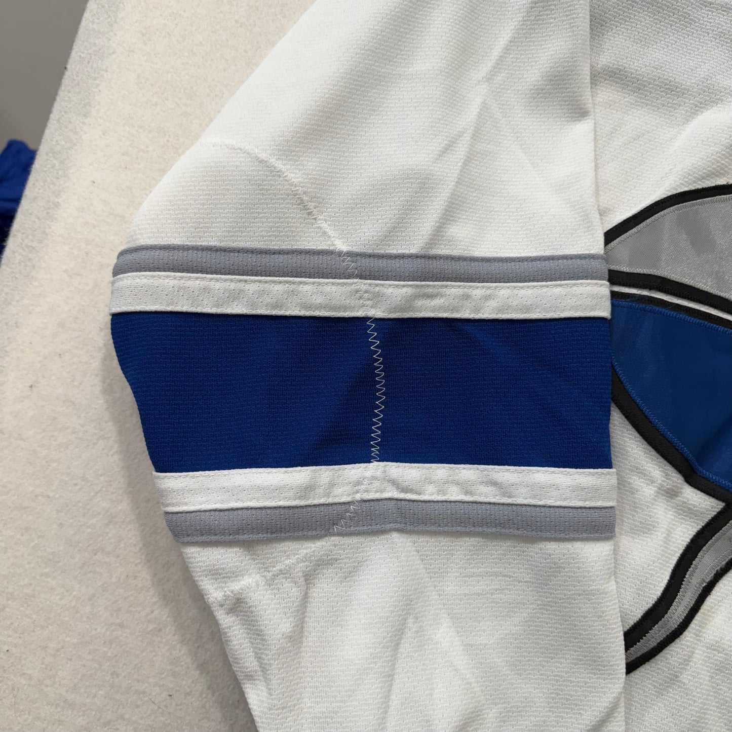 Athletic Knit White & Blue Lightning Bolt Graphic Hockey Jersey V-Neck Size S