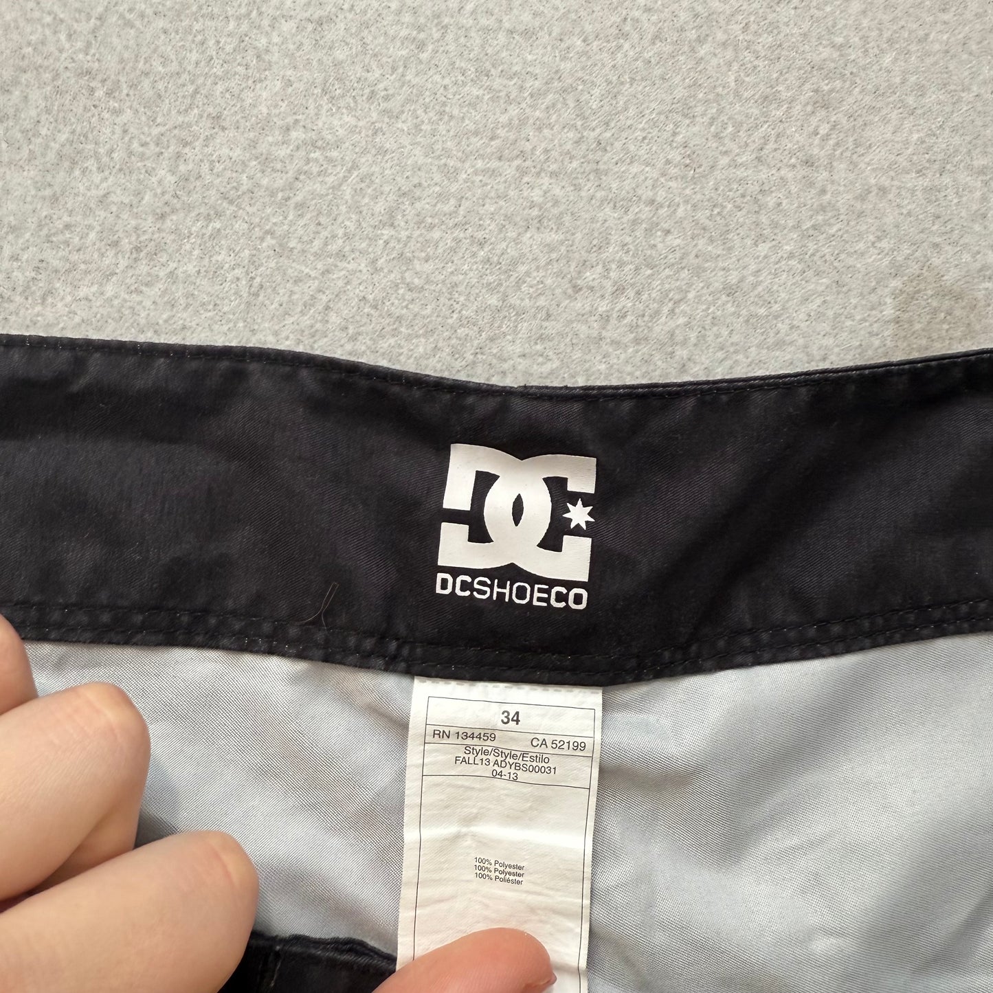 DC Shoes Men's Black Cotton Board Shorts Cargo Pockets Graphic Logo Y2K Size 34