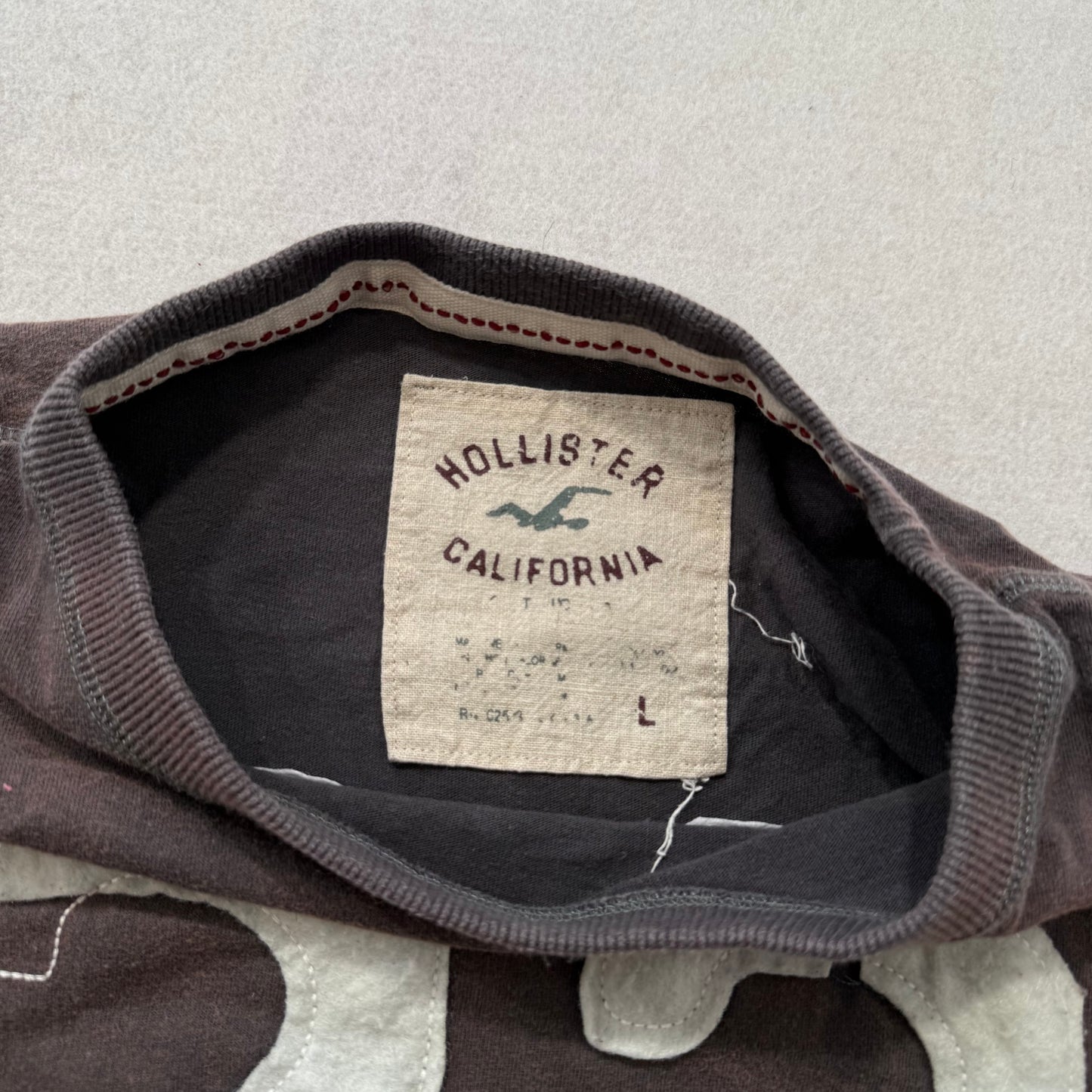 Hollister California Brown “22” Graphic Tee Short Sleeve Size L