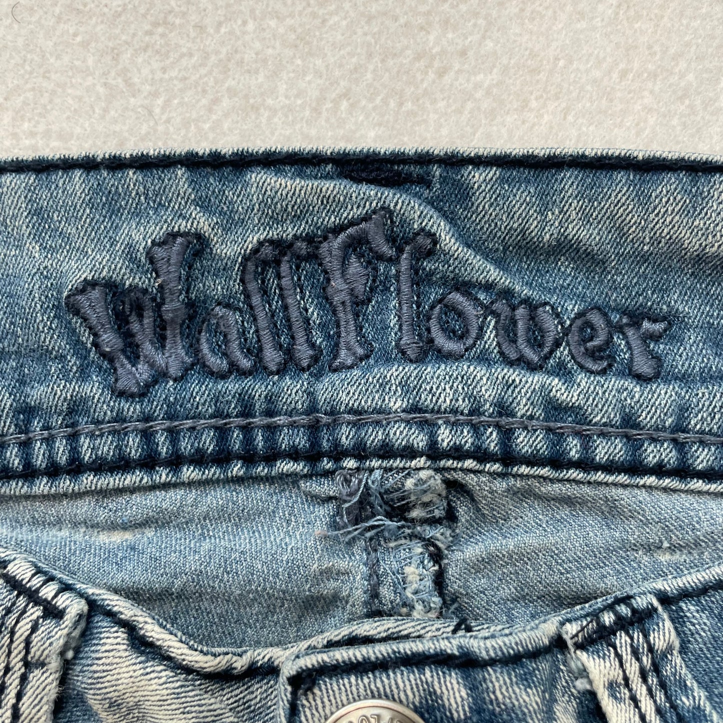 Wallflower Women's Blue Faded Low Rise Bootcut Denim Jeans Pockets Y2k Size 9