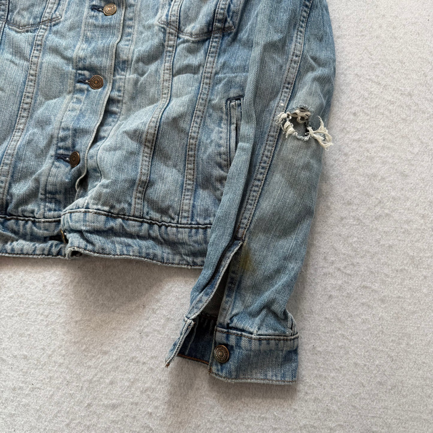 Levi's Women's Light Blue Denim Trucker Jacket Distressed Ripped Sleeves Size M