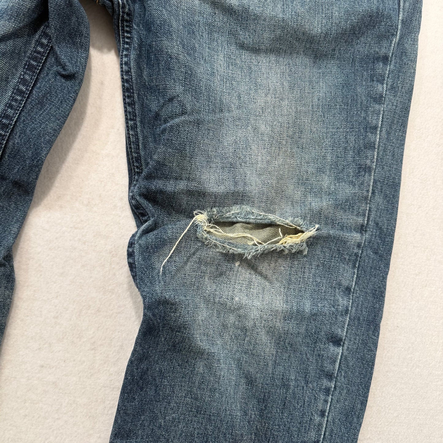 AKOO Medium Blue Distressed Denim Jeans Paint Splatter Ripped Knee Size 36