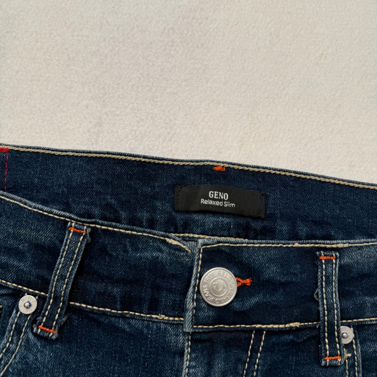 True Religion Geno Relaxed Slim Blue Denim Jeans Straight Leg Contrast Stitching Arcuate Flap Pockets Size W32