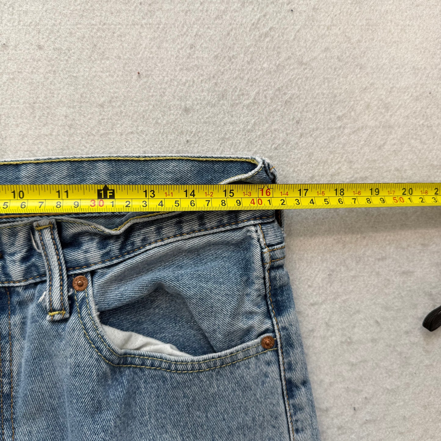 Levi's 550 Classic Relaxed Fit Men's Blue Light Wash Denim Jeans Size 34x30