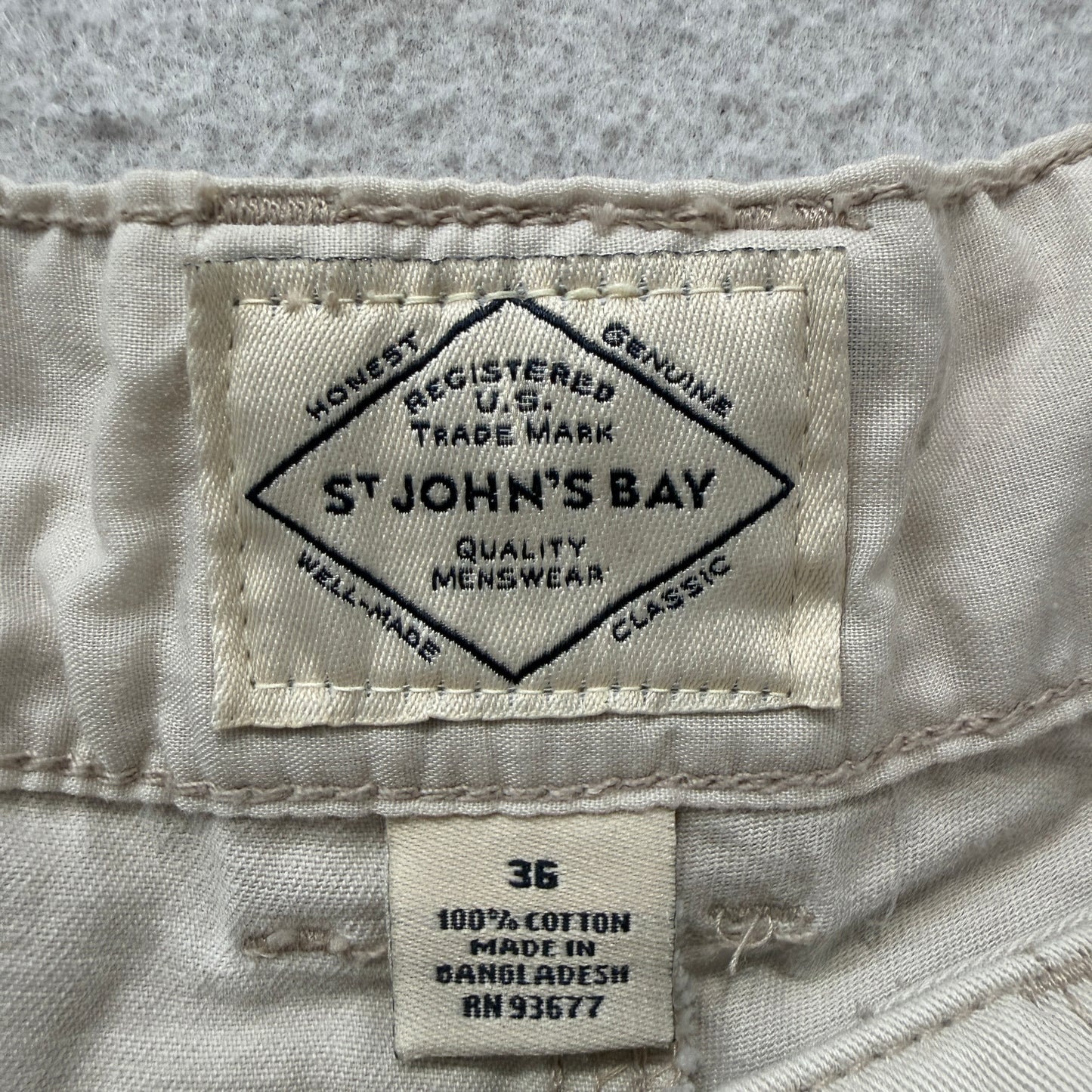 St. John's Bay Men White Classic Cargo Shorts Flap Pocket Elastic Waist Size 36