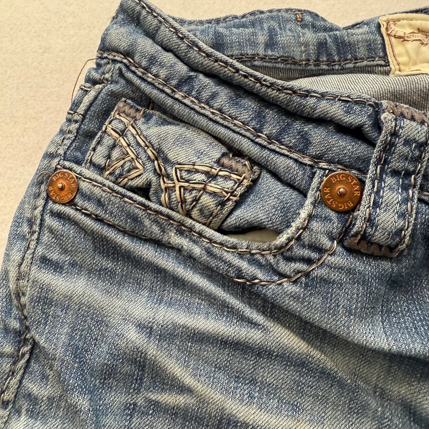 Big Star Women's Medium Wash Blue Denim Bootcut Jeans Raw Hem Low Rise Size 28