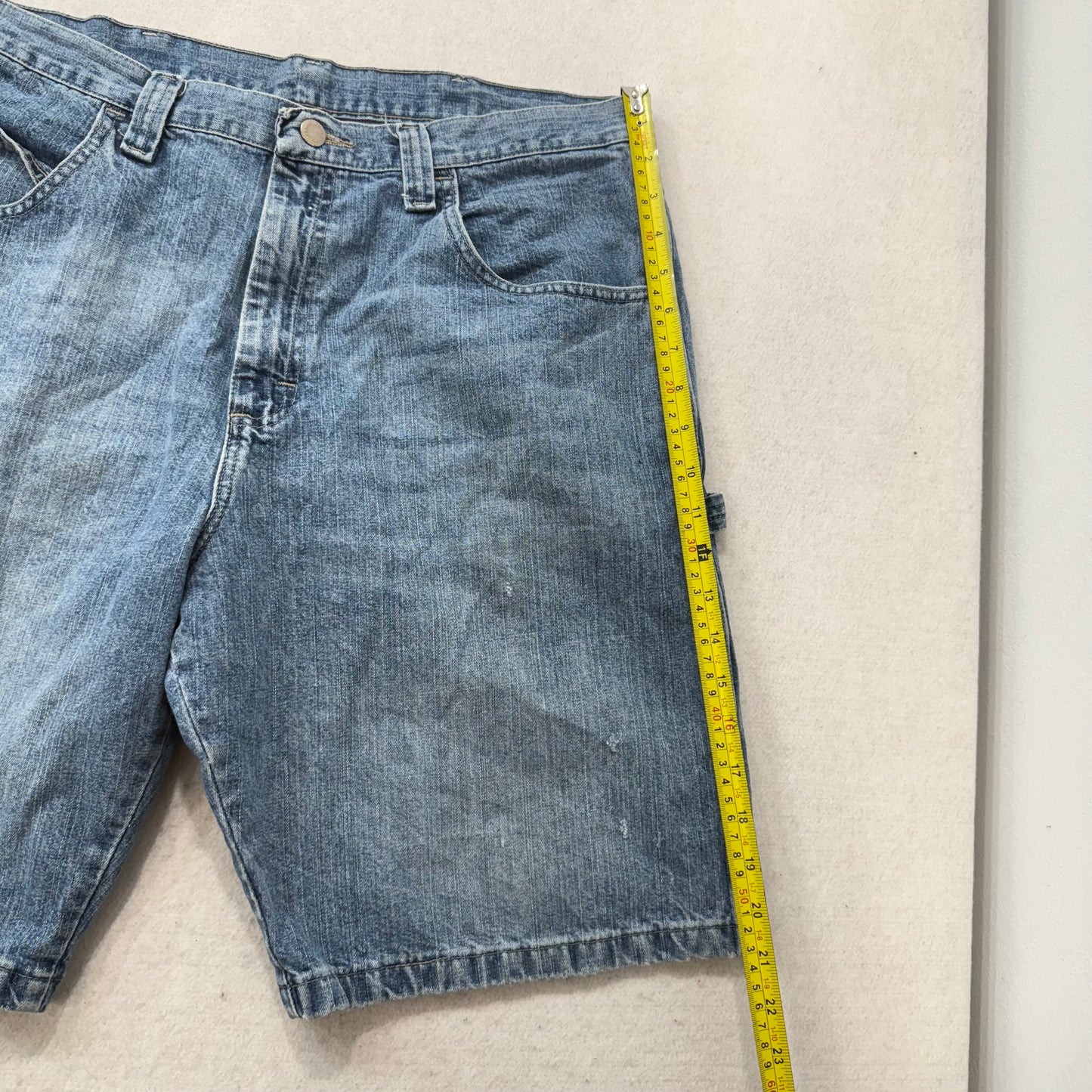 Wrangler Men's Medium Wash Blue Denim Baggy Carpenter Shorts Hammer Loop Size 36