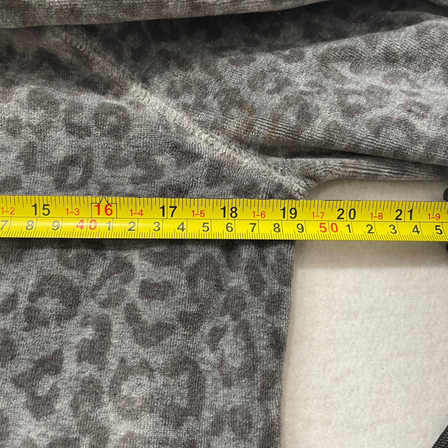 Aéropostale Womens Gray Leopard Print Velour Pullover Top Kangaroo Pocket Size L