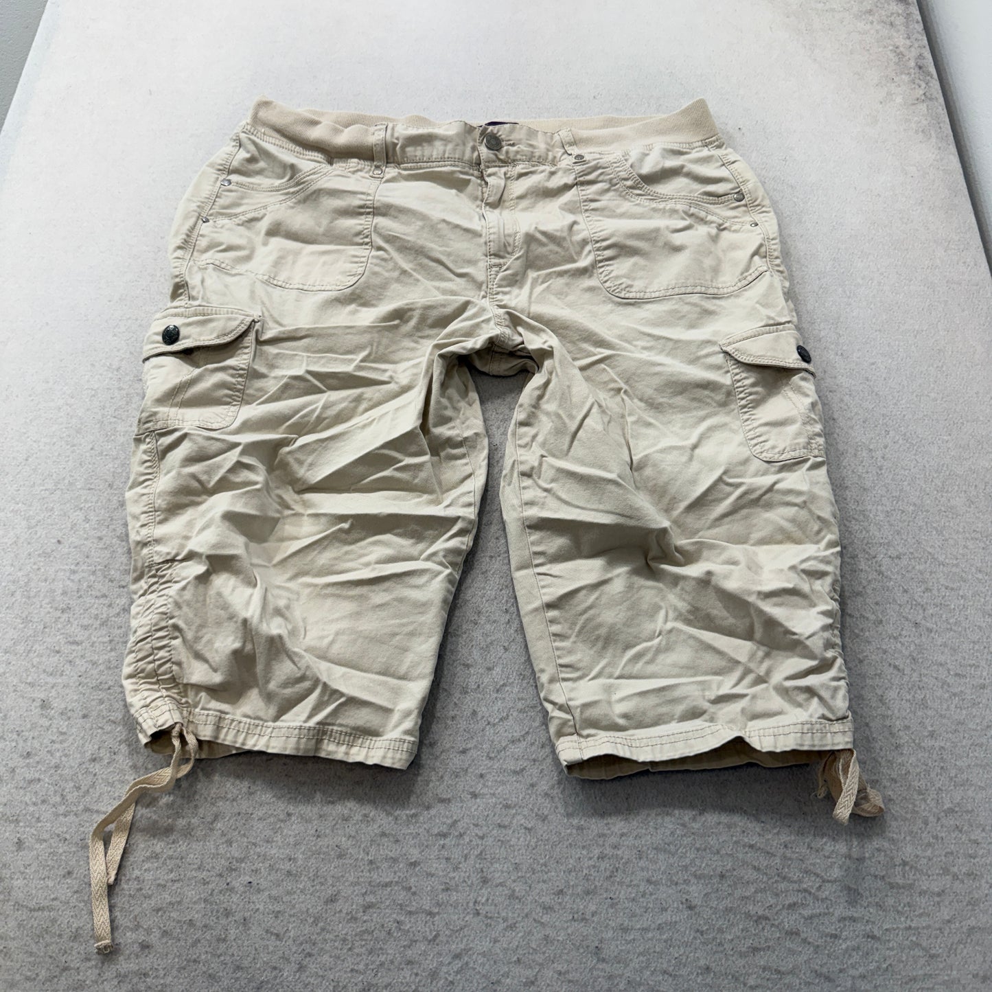 Gloria Vanderbilt Men's Beige Cargo Capri Shorts Back Flap Pockets Size W36