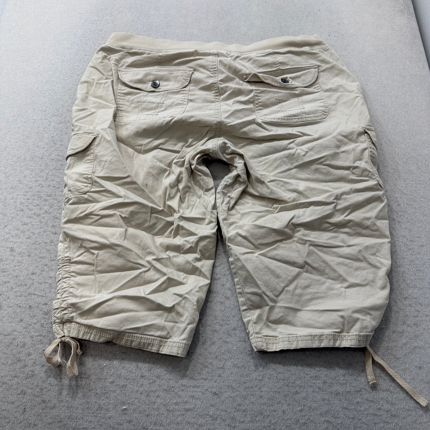 Gloria Vanderbilt Men's Beige Cargo Capri Shorts Back Flap Pockets Size W36