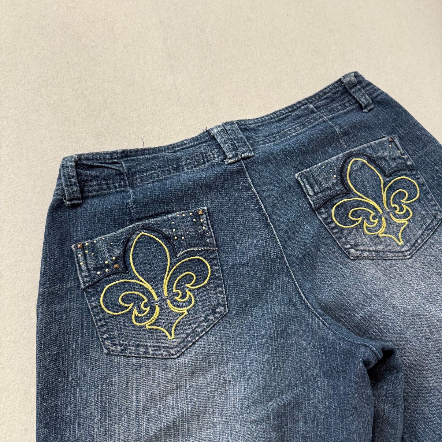 Dereon Women's Dark Blue Denim Cargo Shorts Fleur-De-Lis Back Pockets Size 9/10