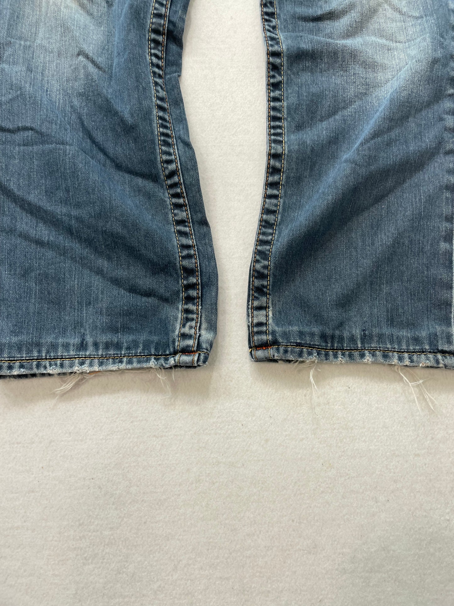True Religion Blue Denim Jeans Straight Leg Horseshoe Stitch Back Flap Pockets Logo Patch Size 34